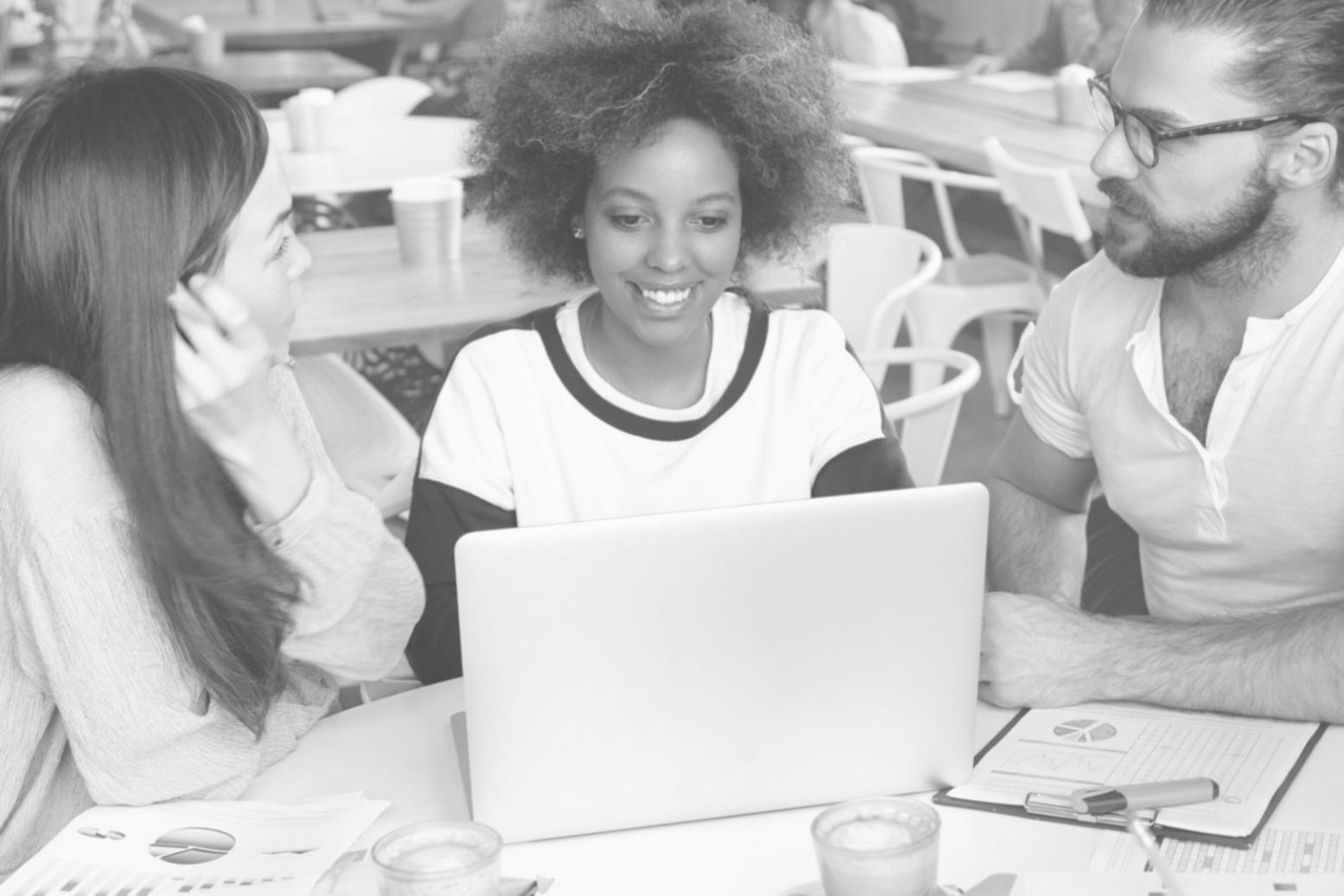 Espace de formation moderne avec équipements pédagogiques pour l'apprentissage des finances personnelles