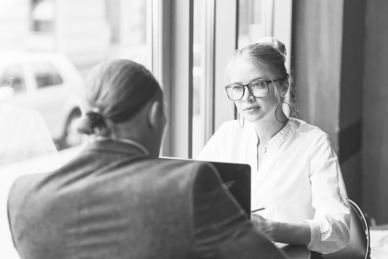 Salle de formation financière moderne avec équipements technologiques